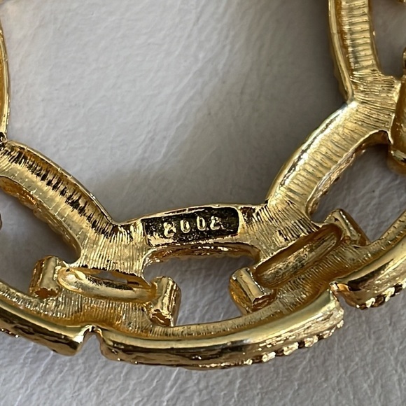 Gold  Circle Chain Brooch - Picture 4 of 5